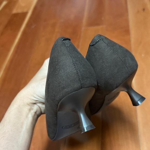 Nine West Brown Pumps with Gold Buckle - Picture 5 of 9